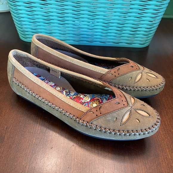 NWOT Hush Puppies Easy Time Slip On Women's Shoe - Picture 3 of 9